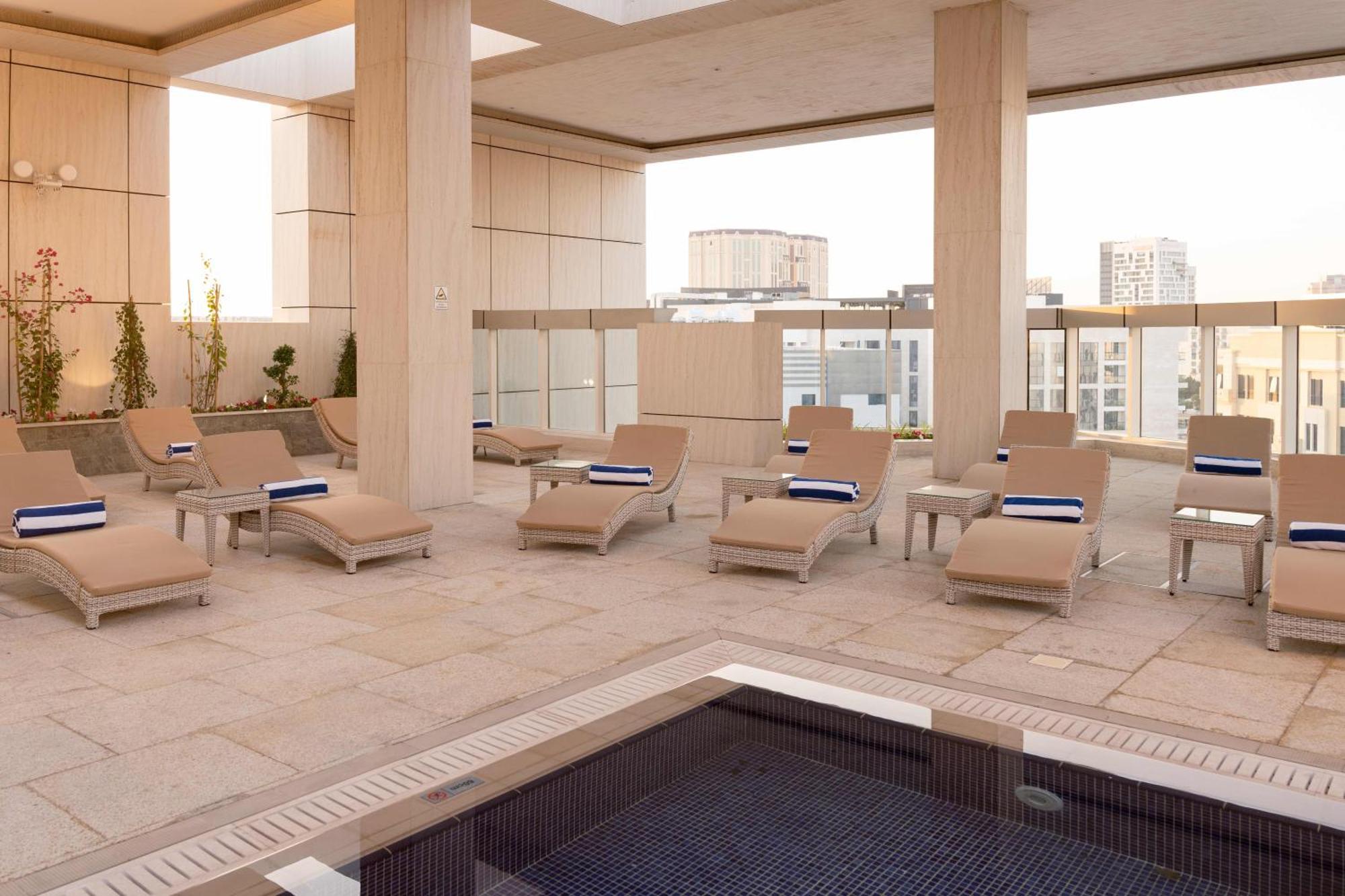 Millennium Place Ad-Dauha Zewnętrze zdjęcie The rooftop pool at the Four Seasons Hotel